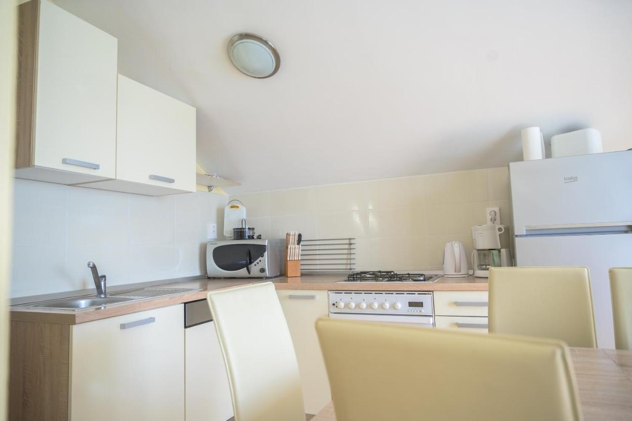 קרלובג Beachfront Apartments Carlo מראה חיצוני תמונה